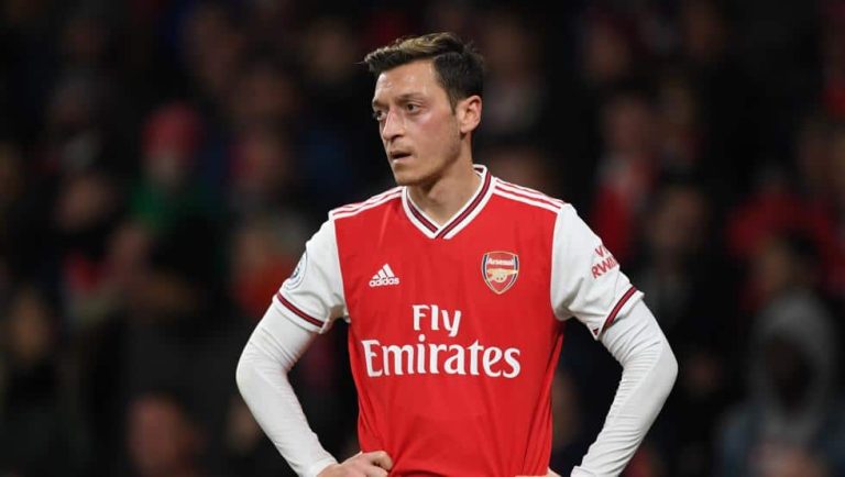 Özil, fuera de la lista del Arsenal para la Europa League