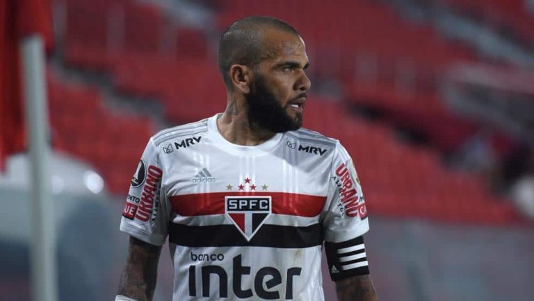 Dani Alves reaccionó al no estar en el ‘Balón de Oro Dream Team’