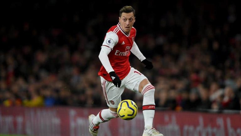 Ozil acusa al Arsenal de “desleal”