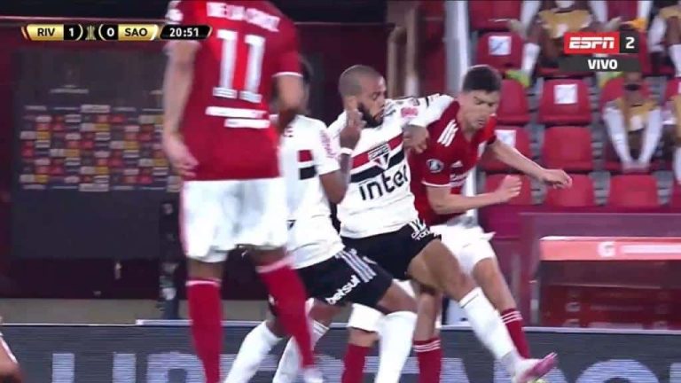 (VIDEO) Dani Alves casi ve la roja por tremendo codazo