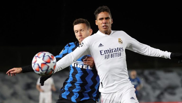 El Manchester United va por Varane