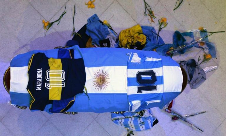 (VIDEO) LUEGO DEL CAOS DEL VELATORIO: Trasladan a Maradona al cementerio