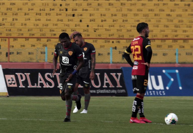 LLUVIA Y BUENOS GOLES: D. Cuenca y Aucas empataron