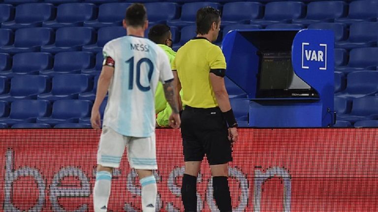 Messi al árbitro: “Nos cagaste dos veces”