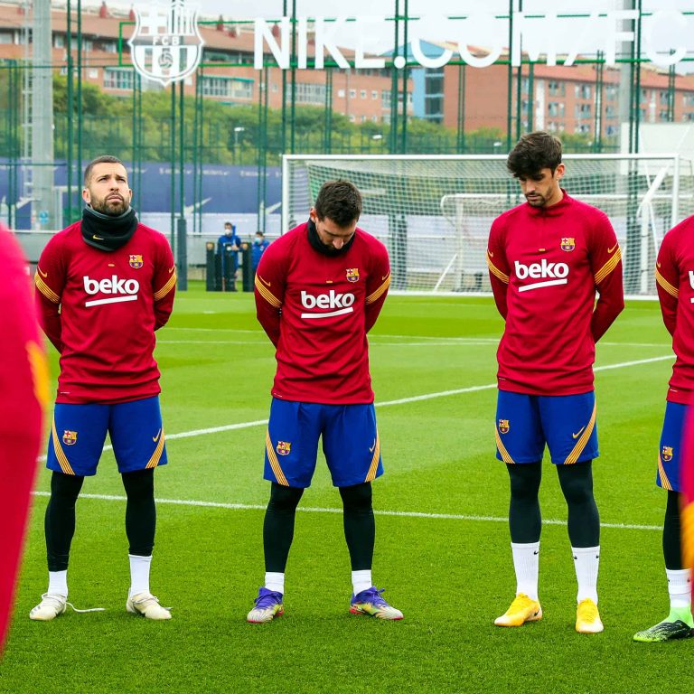 (VIDEO) MESSI CONMOVIDO: El minuto de silencio del Barça por Maradona