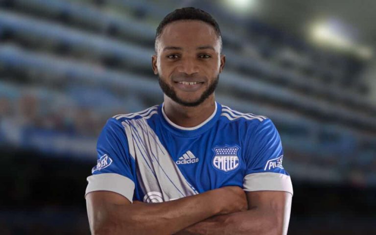 ¡Llegó Bangoura! El refuerzo de Emelec ya está en Guayaquil