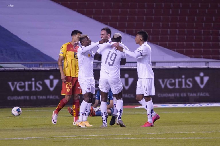 NOCHE DEL TRUCUTÚ ALBO: LDU goleó al Aucas en el Superclásico