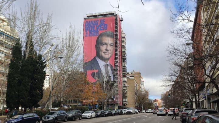 Laporta cuelga una pancarta gigante frente al Bernabéu