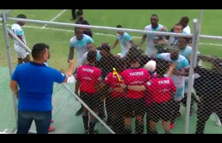 (VIDEO) POLÉMICA: Jugadores y delegación de Aampetra irrespetaron a los árbitros