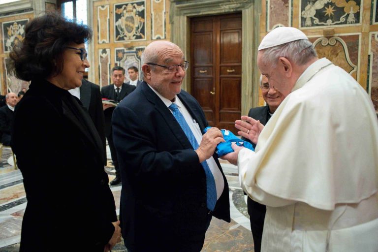 (FOTO) El Papa Francisco bendijo la camiseta de U. Católica
