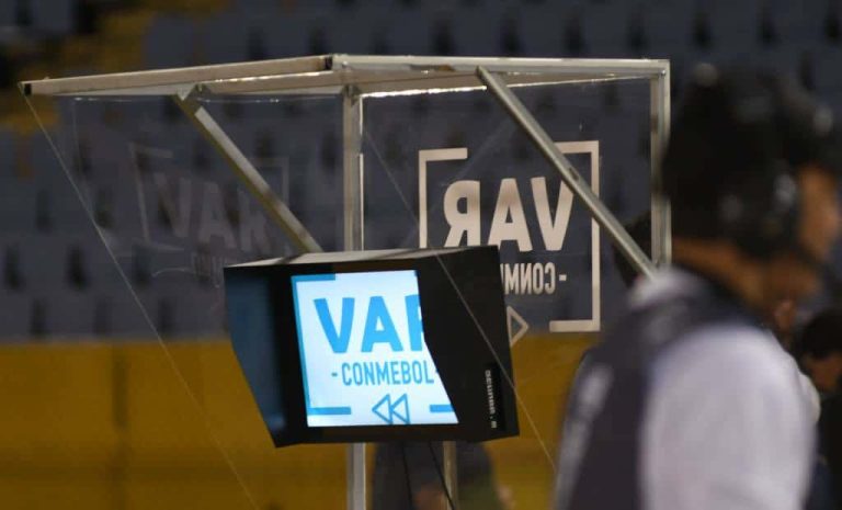 “Todos los árbitros ecuatorianos FIFA están capacitados para el VAR”