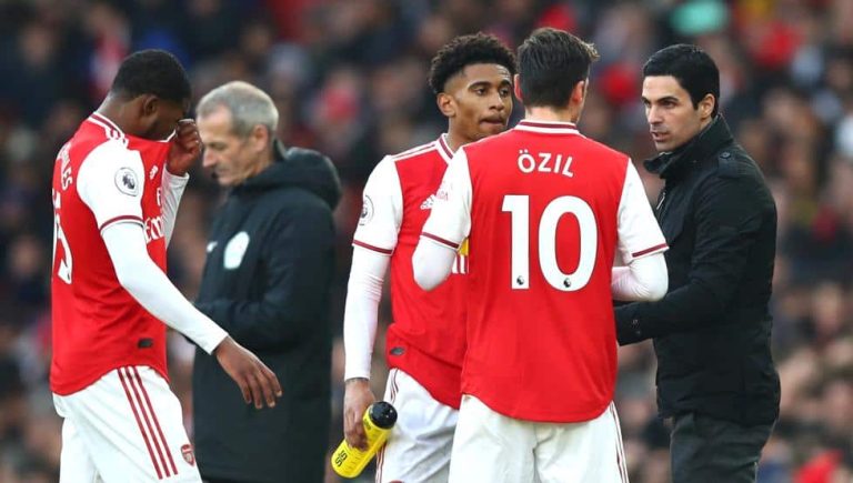 “Es una vergüenza lo que está pasando con Özil”