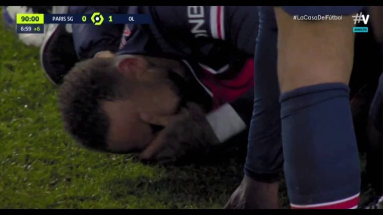 (VIDEO) SE FUE LLORANDO: Durísima lesión de Neymar