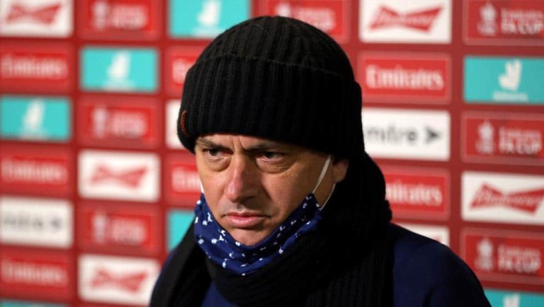 Mourinho responde a Özil tras decir que preferiría retirarse a jugar en el Tottenham