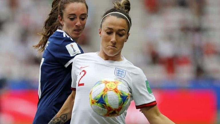 Lucy Bronze, mejor jugadora FIFA, trabajaba en un bar para pagarse los estudios