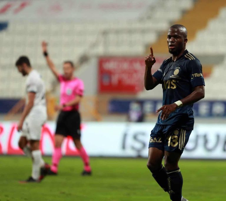 (VIDEO) Énner Valencia falló un penal en Turquía