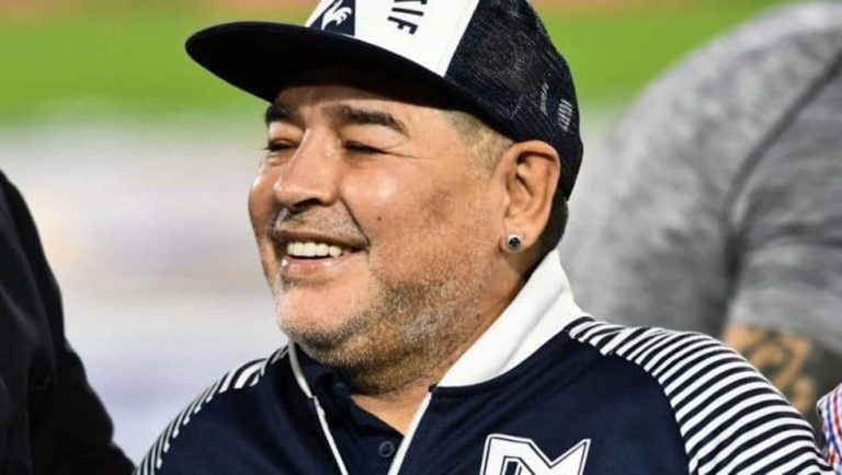 Sale a la luz la historia clínica de Maradona: utilizó un DNI falso