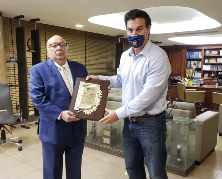 CON UNA PLACA: FEF y su despedida al Ab. Saltos Guale