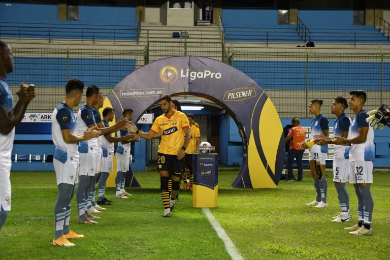 (VIDEO) GRAN GESTO DEL MANTA: Pasillo de honor para el campeón