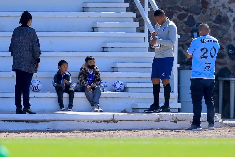 (VIDEO) A. Valencia cumplió el sueño de un niño que lucha una batalla personal