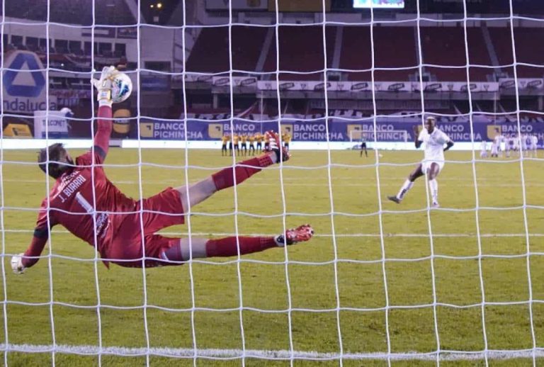 (VIDEO) El VAR intervino en el penal de Martínez Borja a Burrai