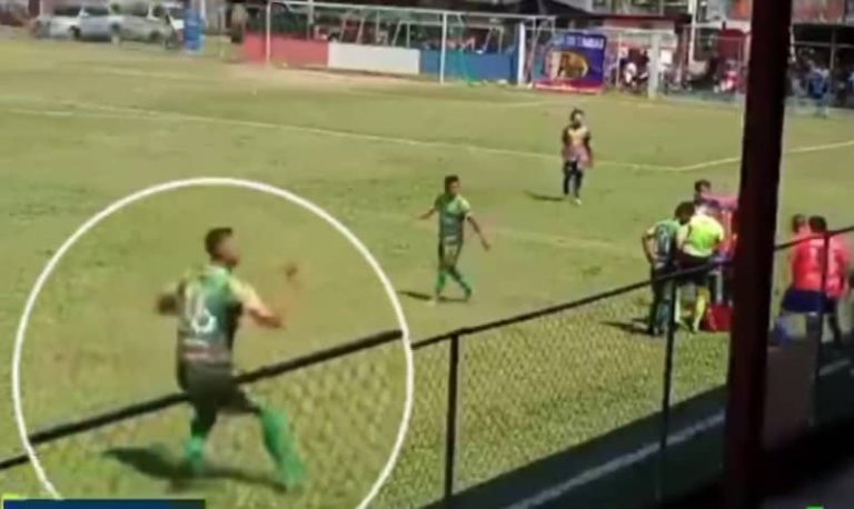 (VIDEO) La peor actuación de la historia del fútbol: Simuló que le lanzaron una piedra
