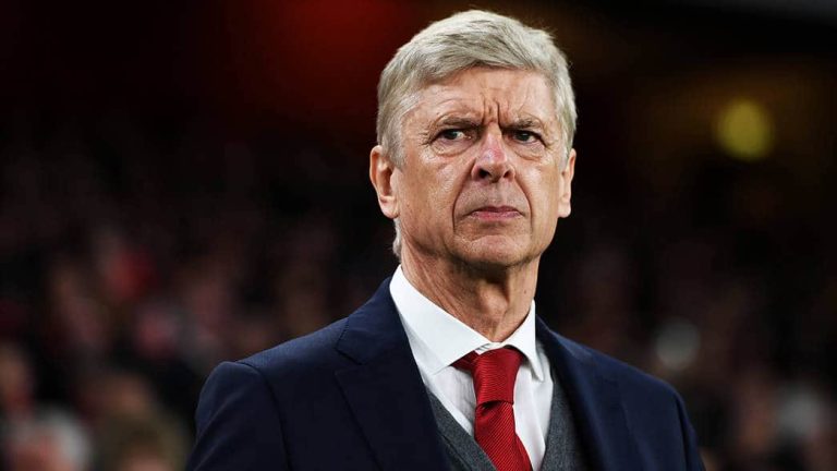 Arsene Wenger propuso que los laterales se realicen con los pies