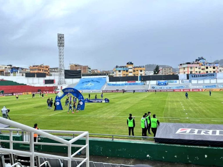 (FOTOS) Por el Macará vs Emelec: Hinchas coparon los edificios aledaños al Bellavista