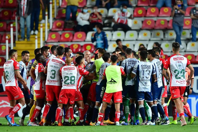 (VIDEO) PUÑETE EN MÉXICO tras el final del Necaxa vs Pachuca