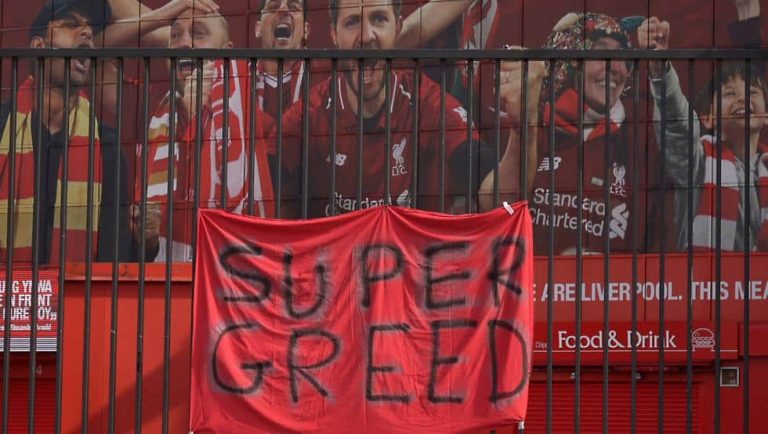 La afición del Liverpool no acepta las disculpas de su dueño
