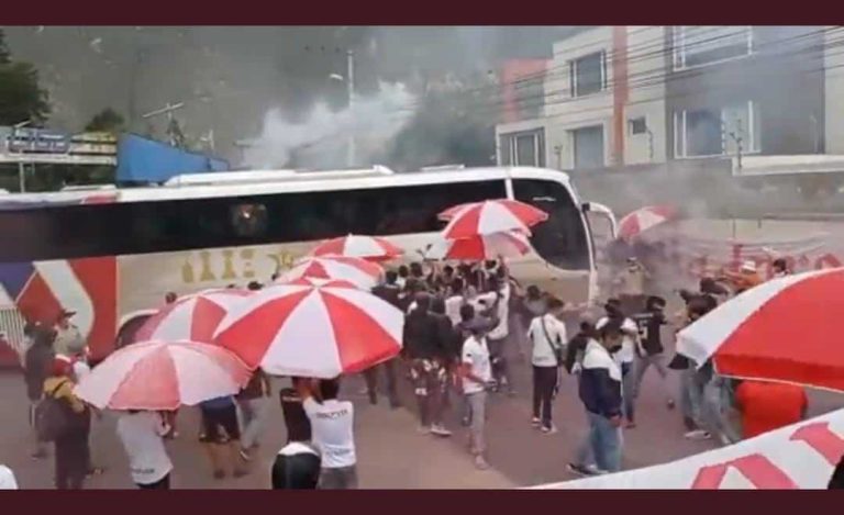 (VIDEO) PREVIO AL PARTIDO DE EMELEC: Hubo “banderazo” de hinchas de LDU