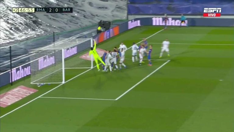 (VIDEO) Messi casi hace un gol olímpico en el Clásico