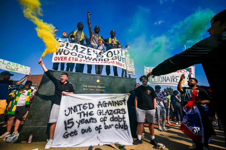 Hinchas del United protestaron en las afueras de Old Trafford y al sitio de entrenamiento