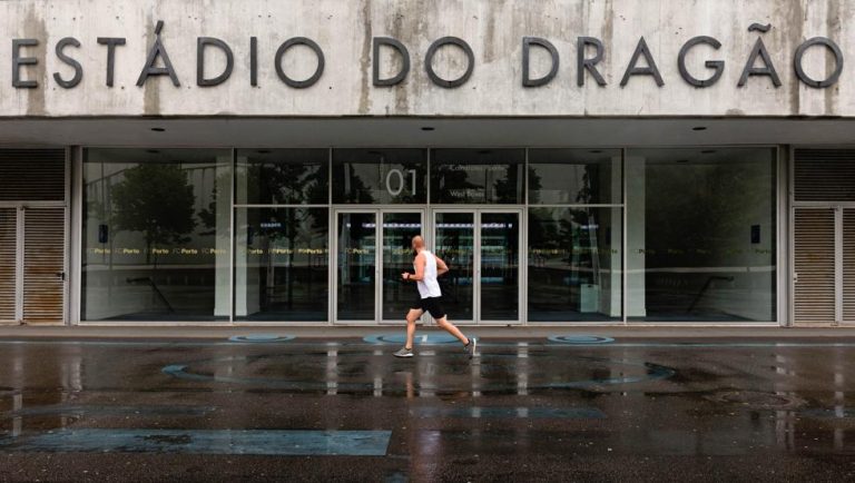 Agentes policiales registran los estadios del Porto y Portimonense