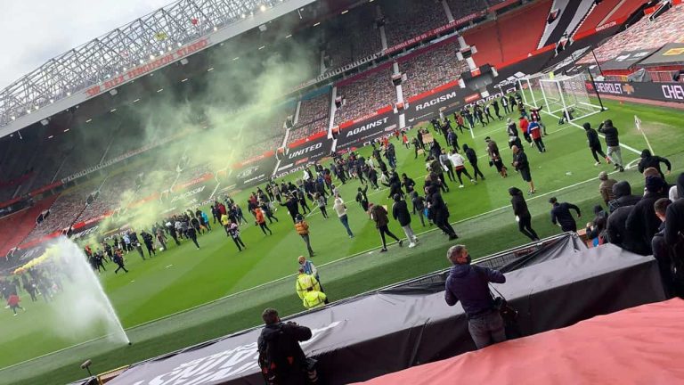 (VIDEO) Hinchas de Manchester United invadieron Old Trafford