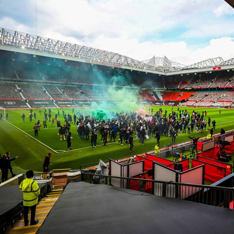 Manchester United vs. Liverpool: clásico pospuesto por invasión de hinchas