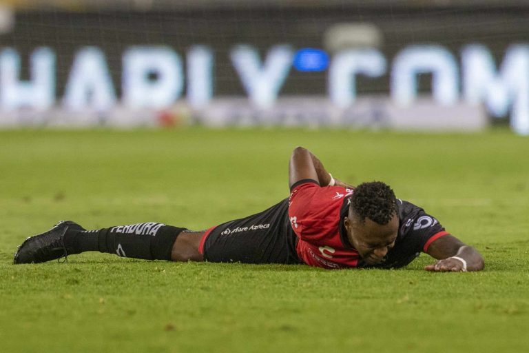 Renato Ibarra salió lesionado en la Liga MX