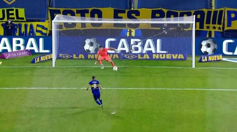 (VIDEO) Panenka para el olvido: El insólito tiro penal de Cardona en el Superclásico
