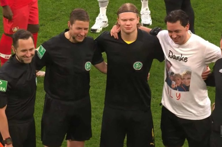 (VIDEO) Bundesliga: Árbitro se retiró y cambió camiseta con Haaland