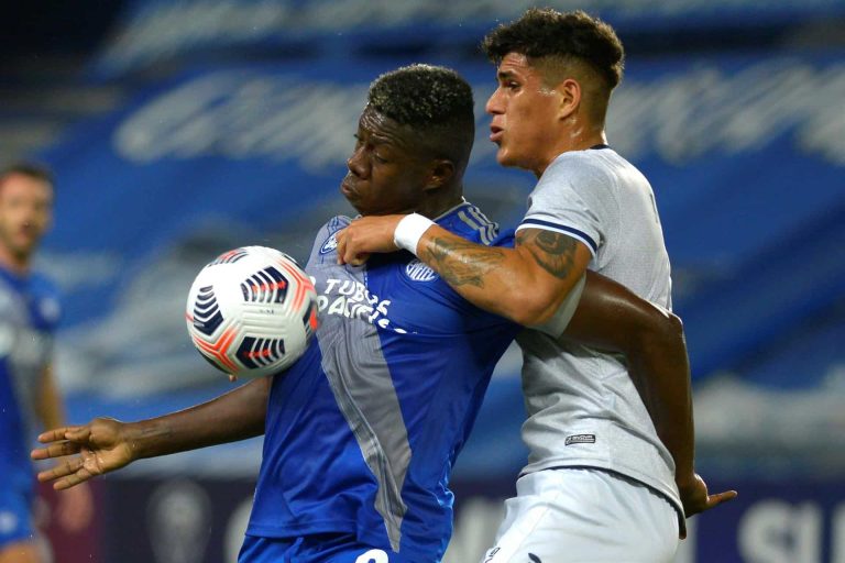 Piero Hincapié salió lesionado ante Emelec