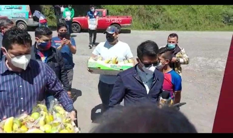 (VIDEO) Hinchas de Olmedo llevaron agua y víveres a los jugadores