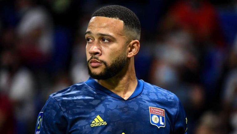 En Francia dan por hecho el fichaje de Depay por el Barça