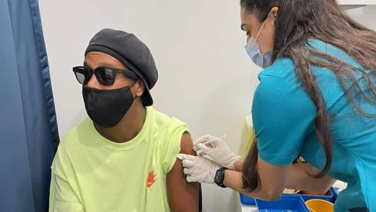 Ronaldinho, vacunado contra el COVID-19