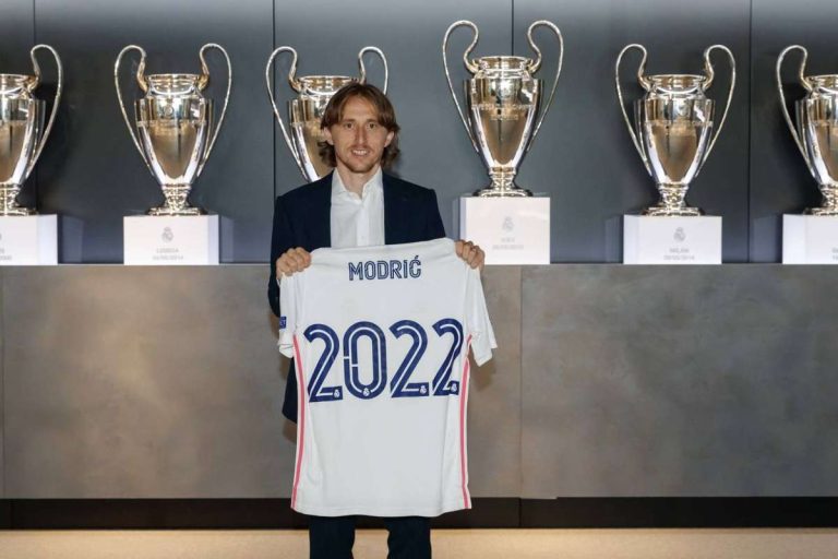 OFICIAL: Modric, renovado