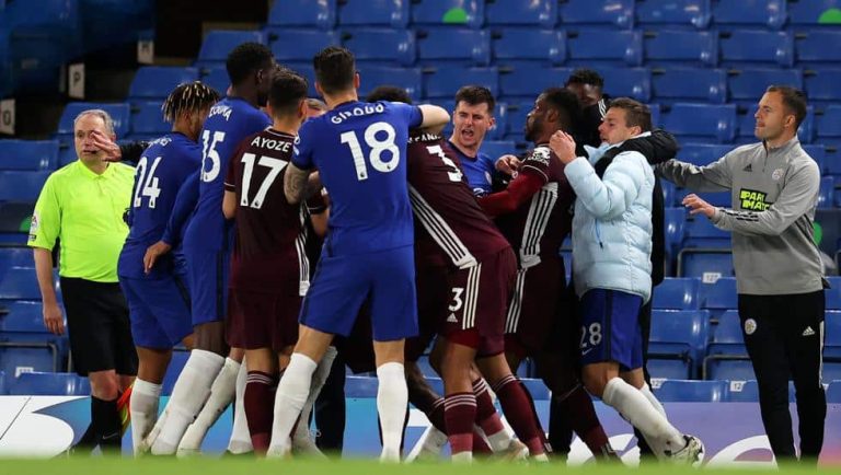 Chelsea y Leicester, multados por la FA