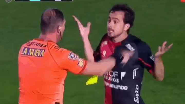(VIDEO) Pitana y una nueva polémica: empujó a un jugador en la final