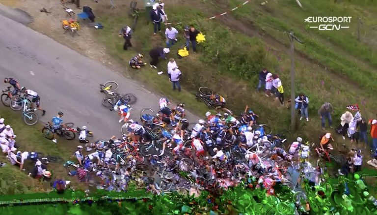 #NTF (VIDEOS) Carapaz “sobrevivió” a las caídas masivas en la etapa 1 del Tour de Francia