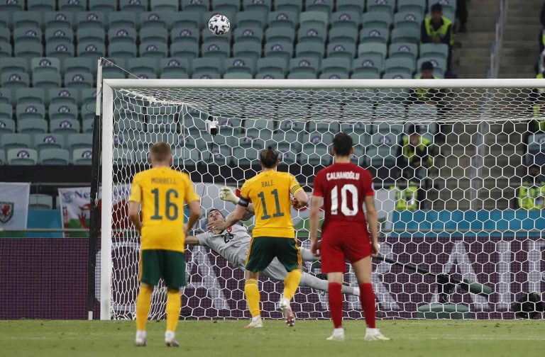 (VIDEO) LA MANDÓ A LAS NUBES: Bale falló un penal en la #Euro2020