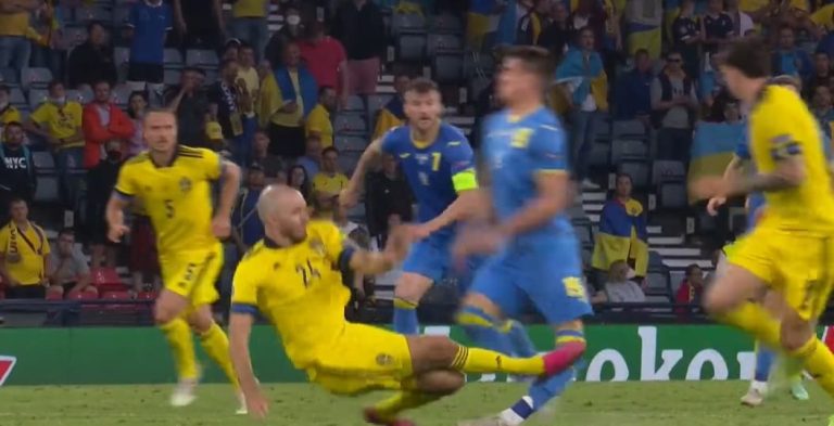 #Euro2020 (VIDEO) ¡TREMENDO PLANCHAZO! La expulsión de Danielson en el Suecia vs Ucrania