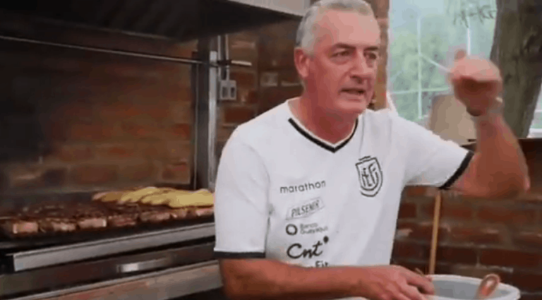(VIDEO) Gustavo Alfaro ‘dirigió’ el asado de La TRI